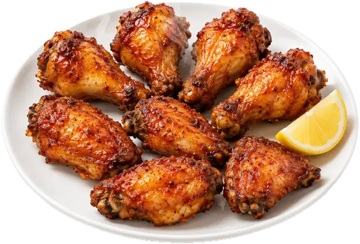 Plato de alitas de pollo doradas con limón