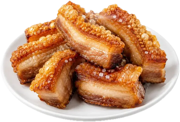 Plato de torreznos con la corteza hinchada y dorada y escamas de sal
